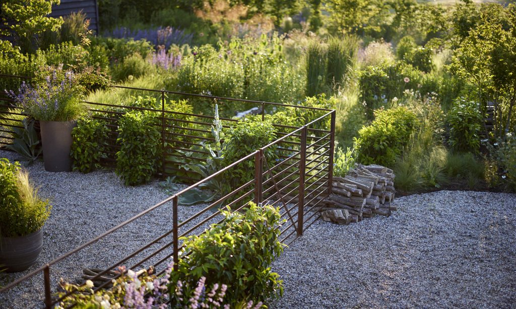 New Beginnings: Church Barn in Spring — garden by Shoots & Leaves, photograph 4