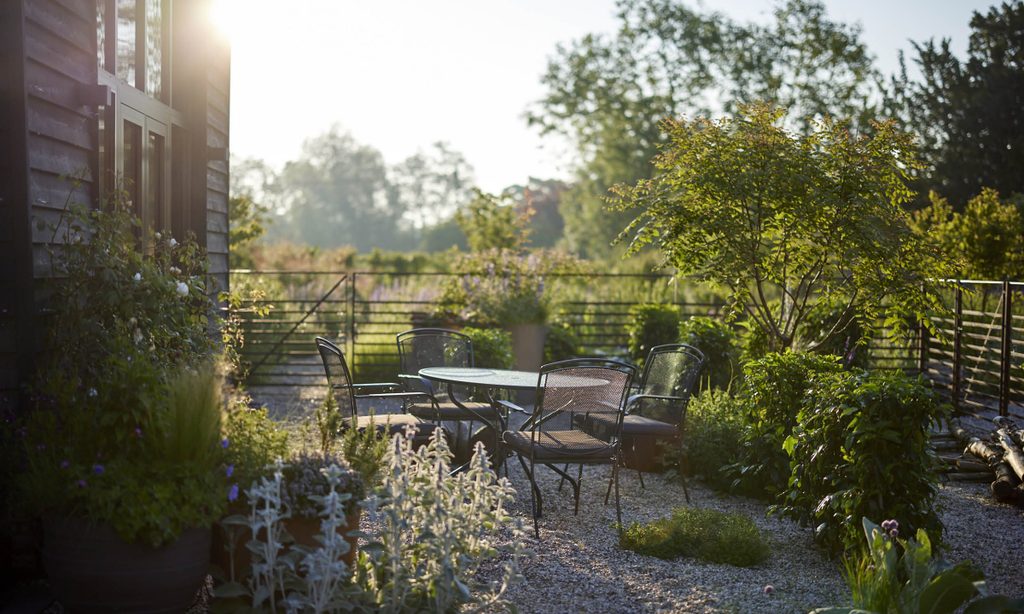 New Beginnings: Church Barn in Spring — garden by Shoots & Leaves, photograph 5