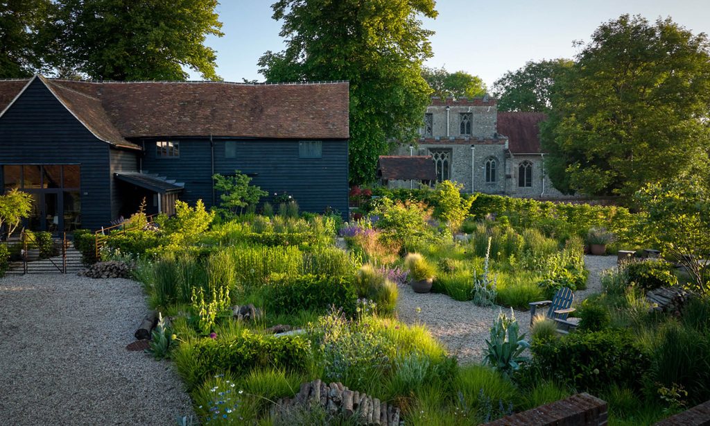 New Beginnings: Church Barn in Spring — garden by Shoots & Leaves, photograph 6