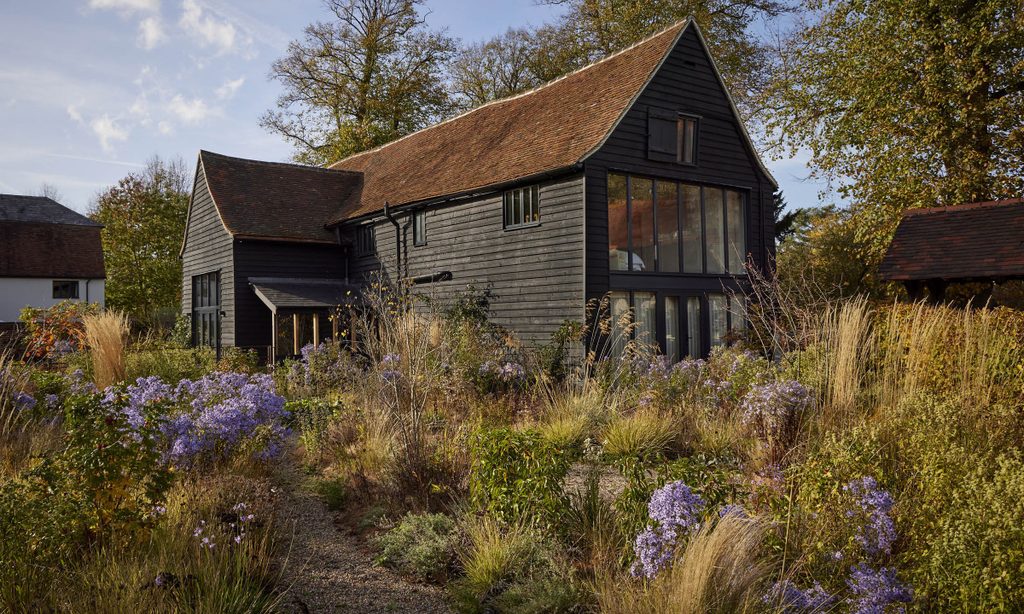 New Beginnings: Church Barn in Autumn — garden by Shoots & Leaves, photograph 8