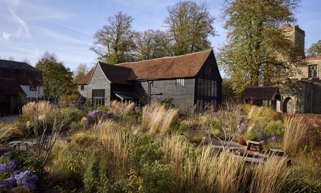 New Beginnings: Church Barn in Autumn — garden by Shoots & Leaves, photograph 3