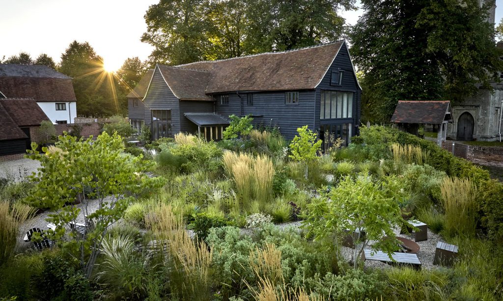 New beginnings: Church Barn in Summer — garden by Shoots & Leaves, photograph 1