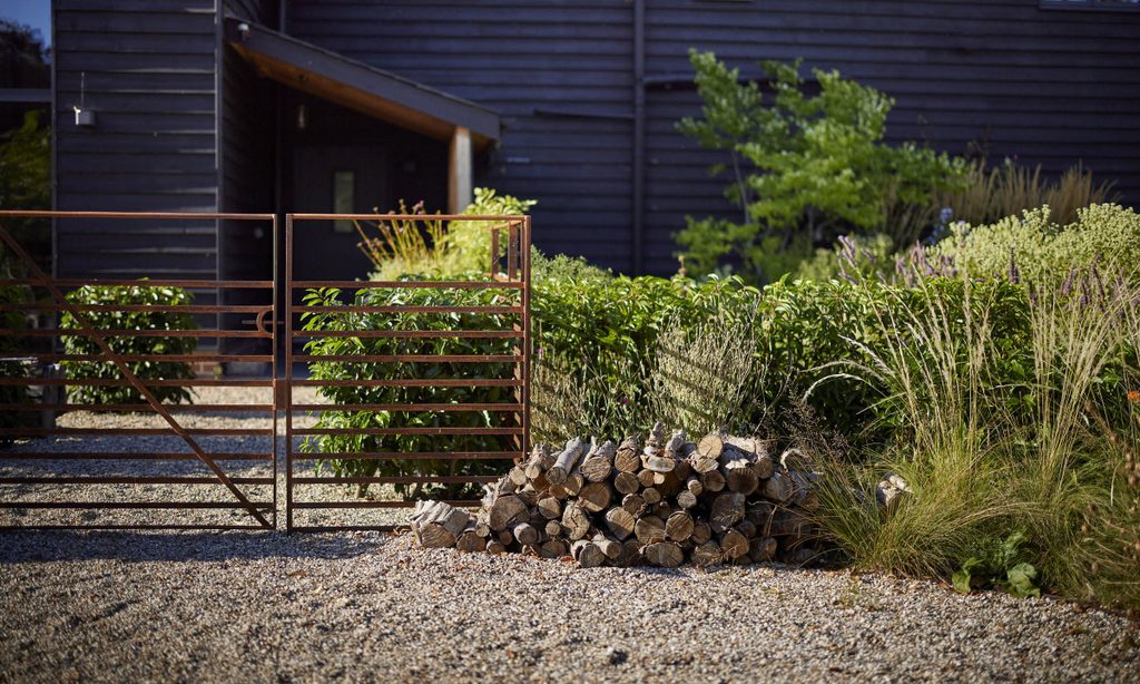 New beginnings: Church Barn in Summer — garden by Shoots & Leaves, photograph 10