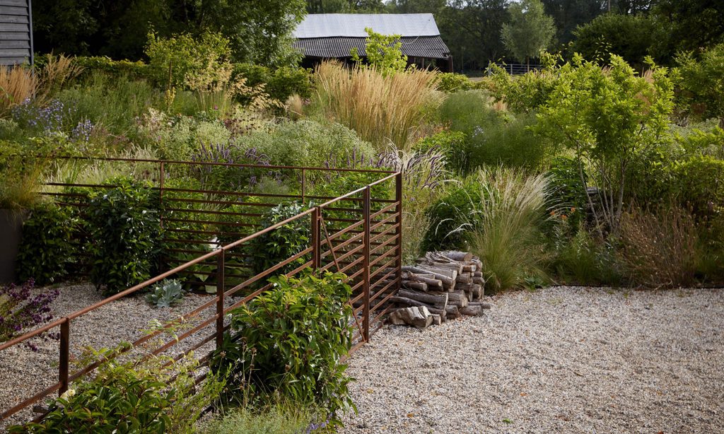 New beginnings: Church Barn in Summer — garden by Shoots & Leaves, photograph 9