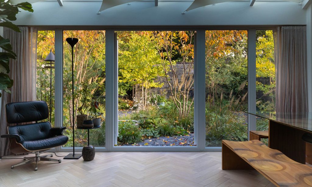 Edgy Woodland Wonderland in Autumn — garden by Shoots & Leaves, photograph 5
