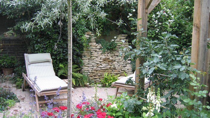 Traditional Hampstead Garden — garden by Shoots & Leaves, photograph 9