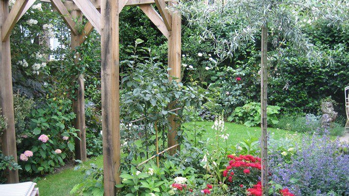 Traditional Hampstead Garden — garden by Shoots & Leaves, photograph 1