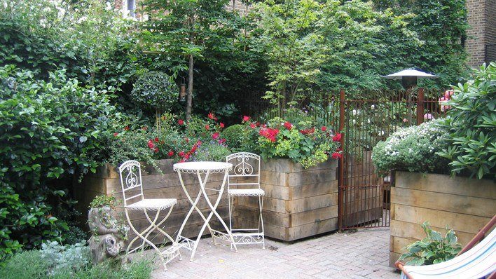 Traditional Hampstead Garden — garden by Shoots & Leaves, photograph 5